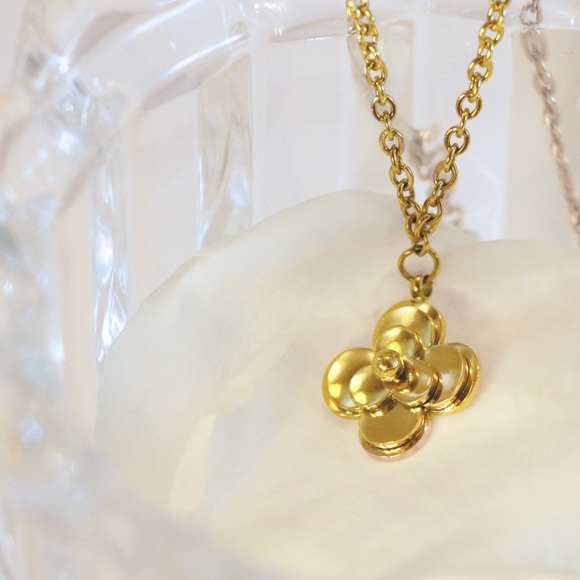 Ayesha Pendant - 18K Gold Necklace - Picture 2 of 4